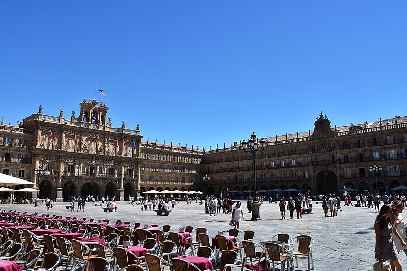 File:Plaza Mayor, Salamanca, 1729-55 (19) (29340412211).jpg