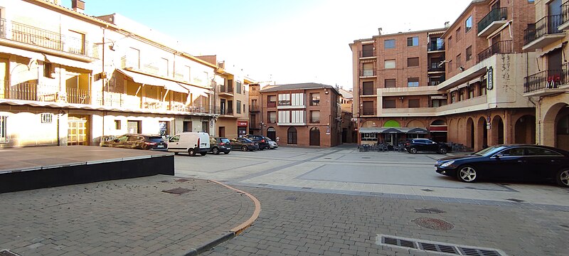 File:Plaza de España (Villafranca, Navarra).jpg