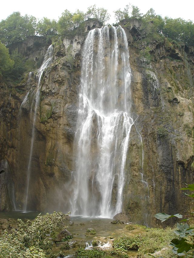 File:Plitvice_grote_waterval.JPG