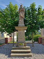 Nepomukstatue zwischen Pfarrhaus und Kirche