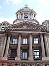 Frontón y columnas de la cúpula del edificio de la policía.jpg