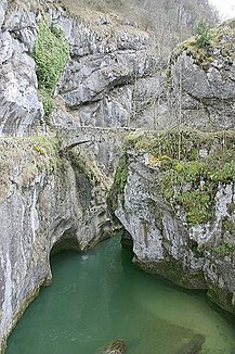 Der Guiers Vif in der Felsenschlucht bei Pont Saint-Martin