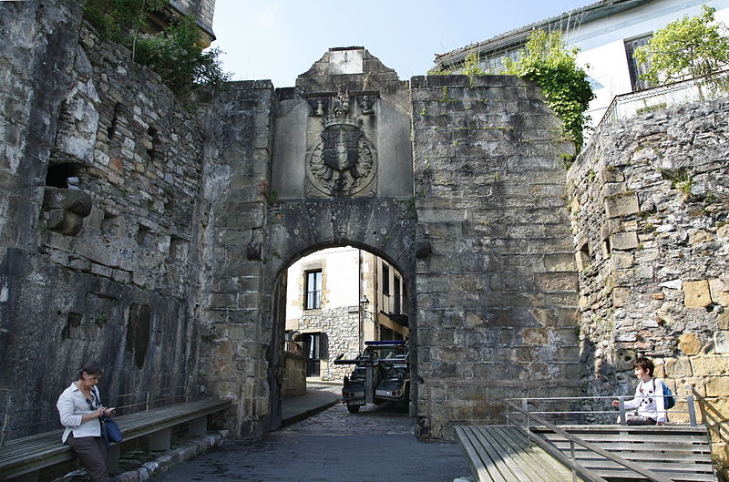 File:Puerta de Santa María - Hondarribia.jpg