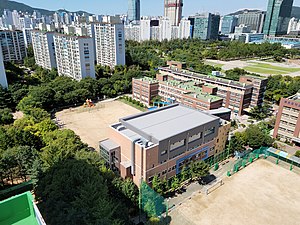 Pyeongchon Elementary School, Photographed from The Hyangchon Hyundai 5-cha Apartment.jpg