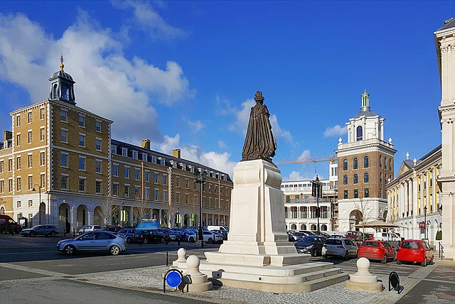 640px-Queen_Mother_SQUARE%2C_Poundbury%2