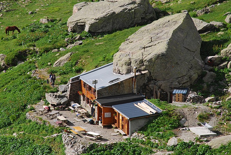 File:Refuge de la Pierre à Bérard.jpg