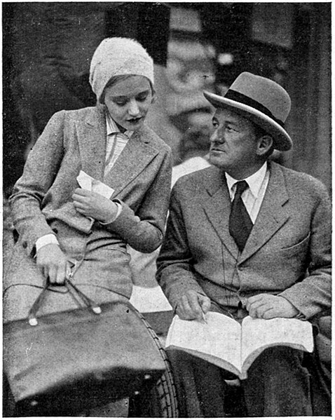 File:Regisseur Hans Steinhoff bespreekt met Lien Deijers een door haar te spelen scène in Rosenmontag, 1930.jpg