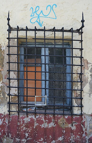File:Reixa de l'edifici al carrer de Castán Tobeñas, València.JPG