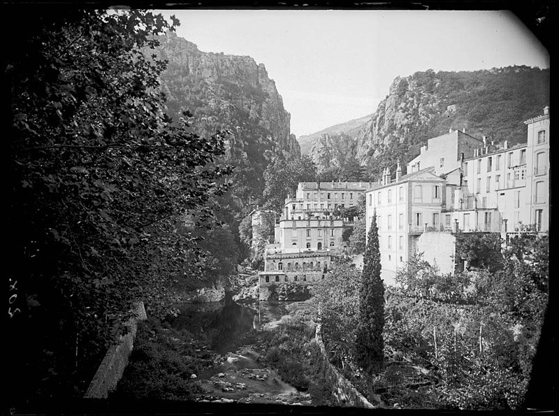 File:Riu i l'Hospital militar d'Amélie-les-Bains-Palalda.jpeg