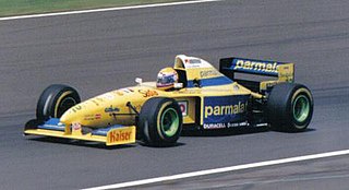 Roberto Moreno à bord de la Forti FG01-95 lors du Grand Prix de Grande-Bretagne 1995. Il abandonne au quarante-huitième tour en raison d'un problème de pression hydraulique.