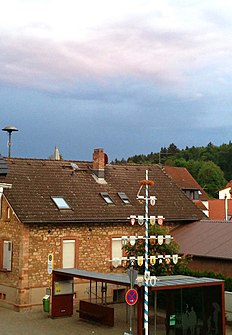 Le centre du quartier Groß-Bieberau de Rodau avec un arbre artisanal