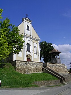 A község Árpád-házi Szent Erzsébet nevére szentelt római katolikus temploma az 5608-as útról nézve