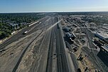 Luftbild mit Blick nach SW: links Einfahrgruppe, rechts Bahnbetriebswerk, im Hintergrund die Richtungsharfe