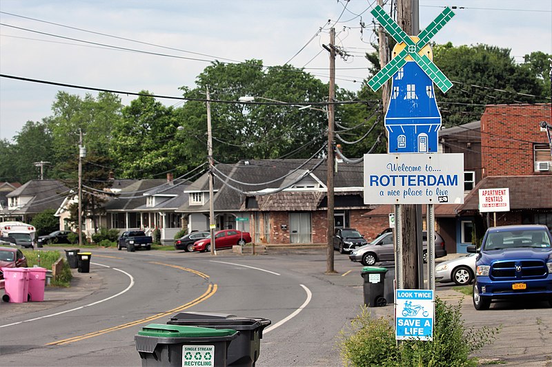 File:Rotterdam, New York town line.jpg