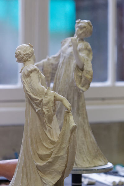 File:Sèvres - sculpture de figures - Agathon Léonard, danseuse 01.jpg