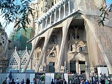 Sagrada Familia entrance line (18602128498).jpg