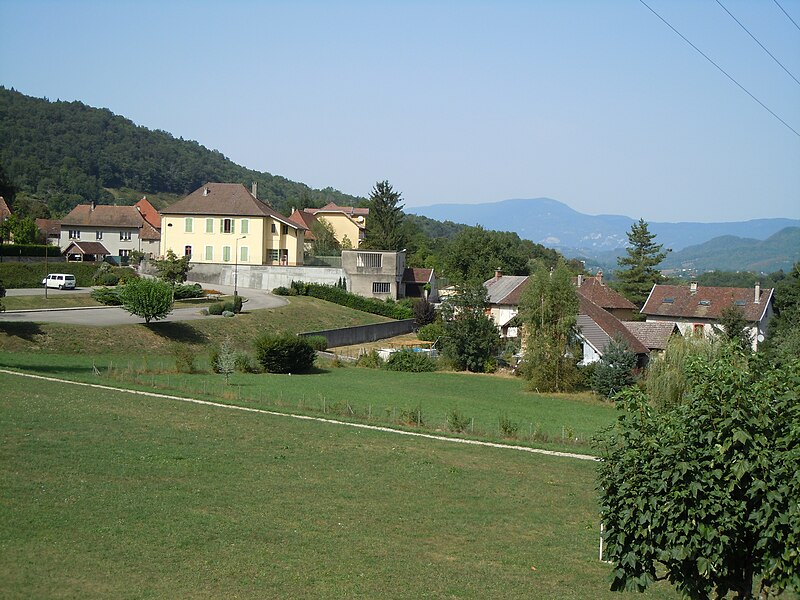 File:Saint-Bueil - Vue générale.JPG