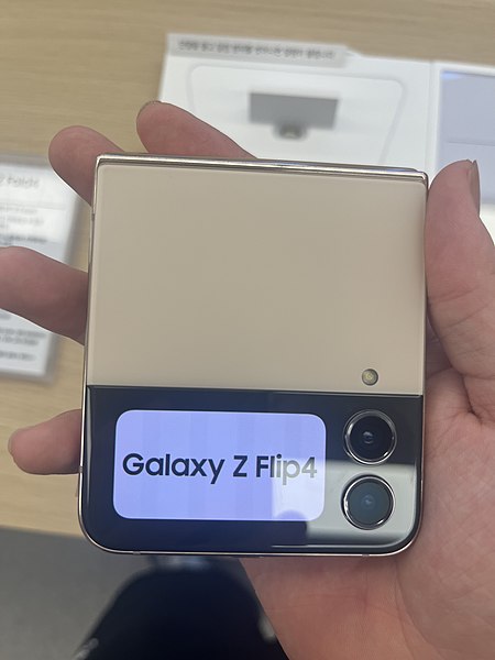 File:Samsung Galaxy Z Flip 4.jpg