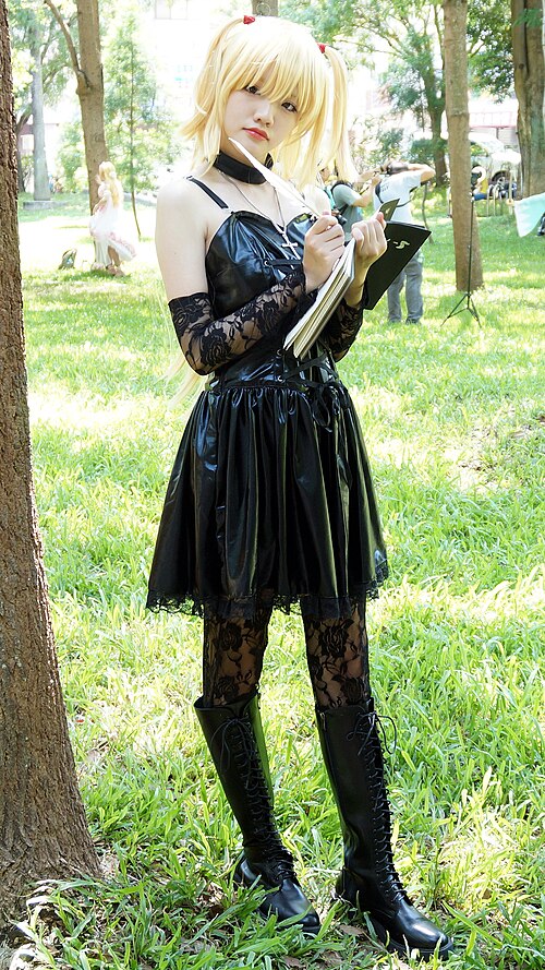 A cosplayer dressed as Misa.