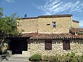 Pórtico de acceso principal de la Iglesia de Santa Ana de Bayas.