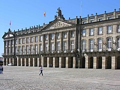 Galego: Vista frontal do edificio do concello de Santiago de Compostela.
