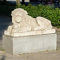 Deutsch: Löwenplastik auf dem Wandsbeker Markt in Hamburg-Wandsbek. This is a photograph of an architectural monument. It is on the list of cultural monuments of Hamburg, no. 14869.