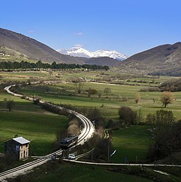 Sella di Corno - ferrovia Terni-Sulmona al km 150, automotrice ALn 776 e statale 17 (18000625280).jpg