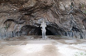 پیکره در دهانه غار