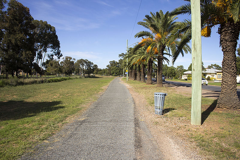 File:Shared path along Yanco Ave in Leeton.jpg