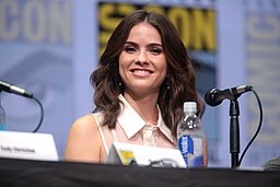 Shelley Hennig (35968458962)