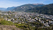 Vue sur la ville de Sion en Valais depuis la colline de Montorge.