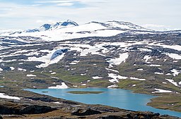 Vy från Goabrek mot sjö 746897-152982. I bakgrunden Ålmåjjiegŋa och 1663.