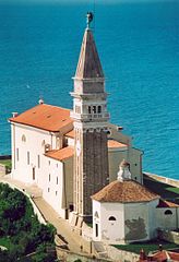 L'église San Giorgio, avec son baptistère et son campanile vénitien.
