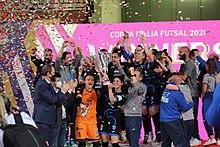 26 aprile 2021: capitan Sofia Luciani alza la Coppa Italia dopo la finale di Rimini vinta contro la Lazio.