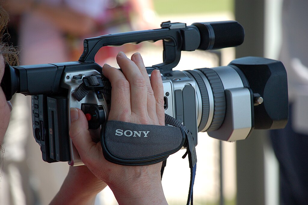 File:Sony Handycam MiniDV DCR-VX2000 camcorder - Right side view