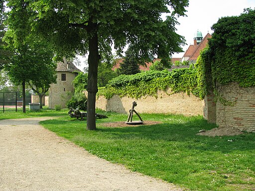 Hilgardstraße: Blick nordwestwärts auf drei Türme der Speyerer Stadtmauer (v. rechts n. links) Turm zum Drachen, zur Taube, zum Bock