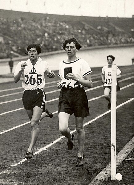 File:Sport, Olympische Spelen Amsterdam, 1928 De Japanse athlete Kinue Hitomi en de Duitse Lina Radke, SFA008002011.jpg