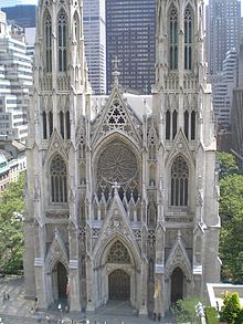 La façade d'une cathédrale néogothique.