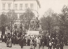 The statue of Lönnrot on the day of its reveal, 18 October 1902