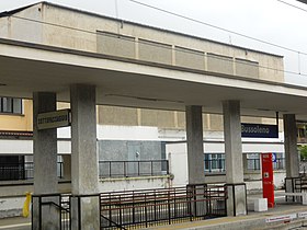 Přístřešek na centrální plošině stanice Bussolin s otvorem umožňujícím přístup do podzemní chodby.