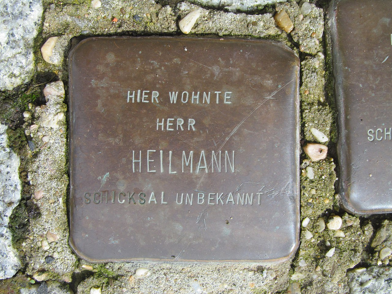 der Stolperstein für Herrn Heilmann vor dem Haus Kasseler Straße 28 in Ziegenhain