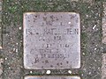 der Stolperstein für Isidor Katzenstein vor dem Haus Lange Straße 12 in Warburg