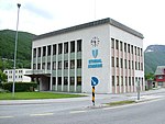 Foto eines Rathauses mit der Aufschrift „Stordal Kommune“