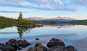 Stuor Dáhtá lake along the Kungsleden trail during golden hour in Kvikkjokk-Kabla fjällurskog (DSCF2557)