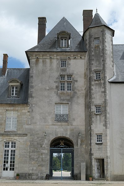 File:Sully-sur-Loire - château 44.jpg
