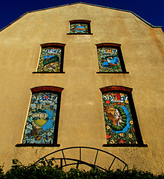 File:Sutton twin towns mural sunlit in June, SUTTON, Surrey, Greater London (2).jpg