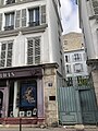 Siège social du journal et des éditions Temps présent au 68, rue de Babylone dans le septième arrondissement de Paris. La boutique (aujourd'hui d'affiches de cinéma) servait de librairie des publications de Temps présent.