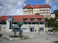 Rathausplatz mit Dienstleistungszentrum, darüber das Obere Schloss