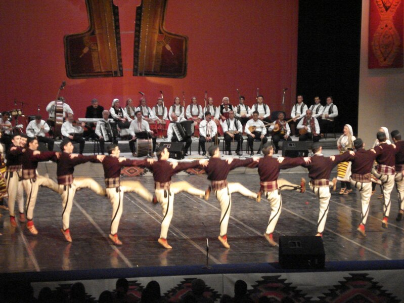 File:Tanec folk ensemble Macedonia 2.jpg