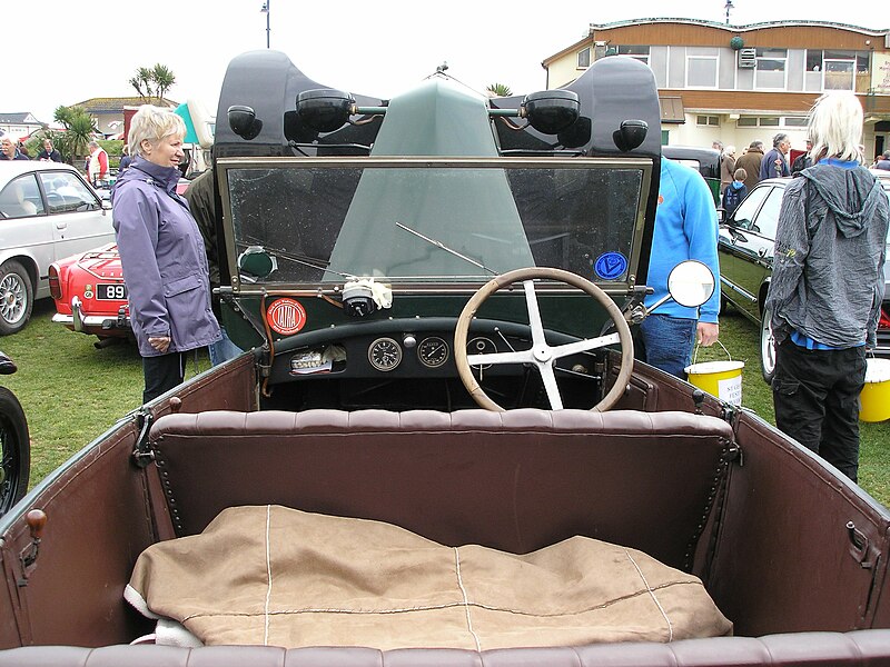 File:Teignmouth Classic Car Show, 21 April 2013 (29).jpg